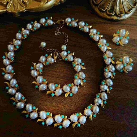 Vintage Style Pearl Jewelry Set Shell Pearl Necklace, Earrings Bracelet. NWOT - Picture 2 of 3